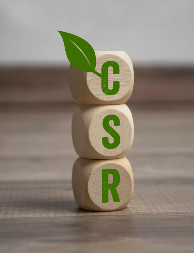 Corporate Social Responsibility - Darstellung durch 3 Würfel mit den Buchstaben CSR